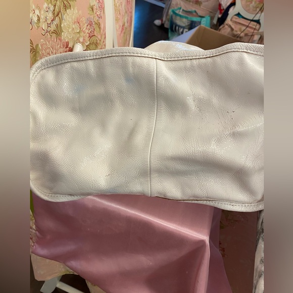 B. MAKOWSKI LARGE WHITE LEATHER AND SUEDE SHOULDER BAG WITH DUAL TOP HANDLES - Picture 11 of 12